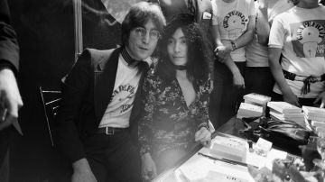 El cantante y compositor John Lennon (1940 - 1980) con su esposa Yoko Ono, firmando ejemplares de su libro de arte conceptual 'Grapefruit' en Selfridges, Londres, 15 de julio de 1971.