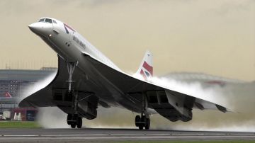 Un Concorde de British Airways despega del aeropuerto de Heathrow en Londres el 7 de noviembre de 2001, transportando pasajeros por primera vez desde que una de las flotas del Concorde se estrelló en París el año pasado.