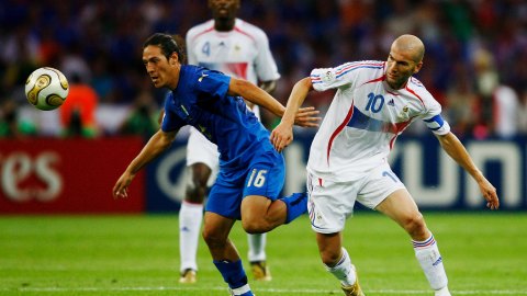 Mauro Camoranesi en un duelo contra Zinedine Zidane durante la final de la Copa del Mundo de Alemania 2006.