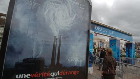 Vista de un tablero que muestra el cartel de "Una verdad incómoda" dirigida por Davis Guggenheim, el 3 de septiembre de 2006 en el festival de cine estadounidense en Deauville, en la costa noroeste de Francia.