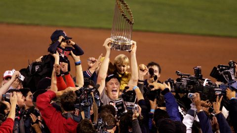 Mike Timlin #50 de los Boston Red Sox celebra con el trofeo después de derrotar a los St. Louis Cardinals 3-0 en el cuarto juego de la Serie Mundial el 27 de octubre de 2004 en el Busch Stadium en St. Louis, Missouri.