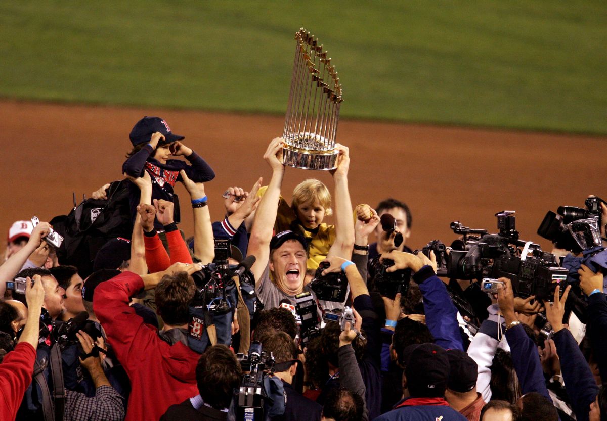 Mike Timlin #50 de los Boston Red Sox celebra con el trofeo después de derrotar a los St. Louis Cardinals 3-0 en el cuarto juego de la Serie Mundial el 27 de octubre de 2004 en el Busch Stadium en St. Louis, Missouri.