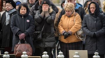La gente asiste a una ceremonia de conmemoración del 15 aniversario del drama musical de rehenes Nord-Ost cerca del Teatro Dubrovka en Moscú el 26 de octubre de 2017.
