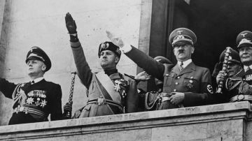 De izquierda a derecha, el Ministro de Relaciones Exteriores de Alemania, Joachim von Ribbentrop, el Ministro de Relaciones Exteriores de Italia, el Conde Ciano, el Canciller alemán Adolf Hitler (1889 - 1945) y el Mariscal de campo Hermann Goering saludan a la multitud desde el balcón de la nueva Cancillería del Reich en Berlín, Alemania, después de firmar el pacto militar italo-alemán, 23 de mayo de 1939.