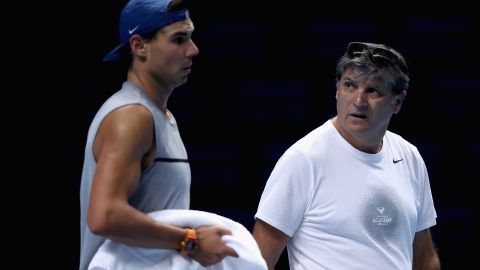 El tenista español Rafael Nadal en compañia de su tío y exentrenador, Toni Nadal durante un torneo en Londres en 2017.