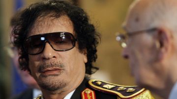 El líder de Libia, Muammar Gaddafi  asistió a una reunión con el presidente italiano Giorgio Napolitano (R) en el Palacio Quirinale el 10 de junio de 2009 en Roma, Italia.
