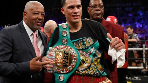 El campeón de peso supermediano del CMB, David Benavidez, posa con su título después de derrotar a Ronald Gavril en el Mandalay Bay Events Center el 17 de febrero de 2018 en Las Vegas, Nevada