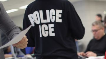 ICE mantiene su plan de detenciones administrativas de inmigrantes.