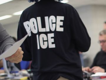 ICE mantiene su plan de detenciones administrativas de inmigrantes.