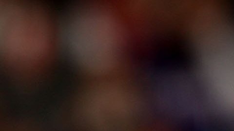LeBron James #23 de los Cleveland Cavaliers mira contra los Sacramento Kings durante un partido de la NBA en ARCO Arena el 23 de diciembre de 2009 en Sacramento, California.
