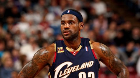 LeBron James #23 de los Cleveland Cavaliers mira contra los Sacramento Kings durante un partido de la NBA en ARCO Arena el 23 de diciembre de 2009 en Sacramento, California.