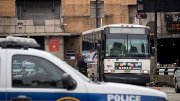 Hombre usa arma falsa para secuestrar autobús en Nueva York y se estrelló contra un poste