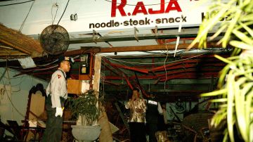 El personal de seguridad indonesio examina la escena en un restaurante dañado por una bomba en Kuta, en la isla de Bali, el 01 de octubre de 2005.