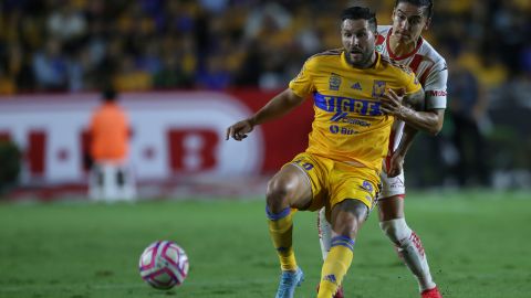 Gignac disputa el balón en el duelo entre Tigres y Necaxa.