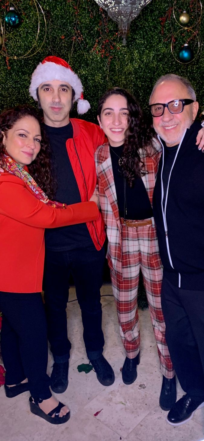Gloria, Naybi, emily y Emilio Estefan en una Navidad familiar