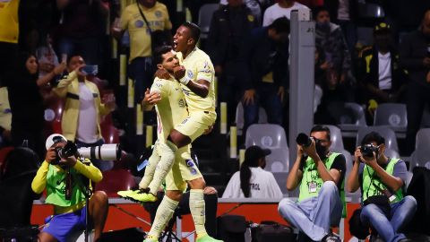 Henry Martín (i) celebra con Pedro Aquino (d) tras una anotación ante Puebla.