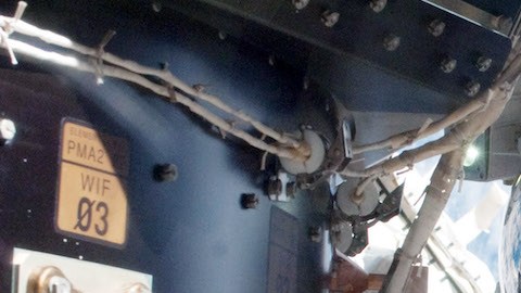 Hombre finge ser astronauta para conquistar y luego estafar a una mujer