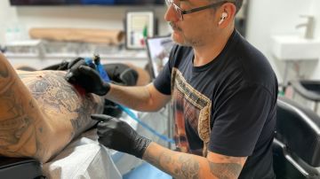 Víctor Sepulveda logra su sueño de abrir su estudio de tatuajes. (Cortesía)