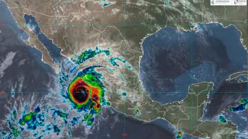 Huracán Roslyn toca tierra en Nayarit México como huracán categoría 3