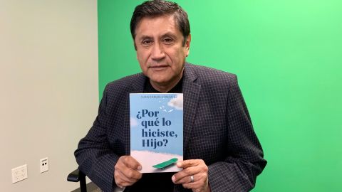 El reportero de televisión Juan Carlos González presenta su libro Por qué lo hiciste hijo. (Araceli Martínez/La Opinión)