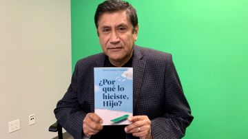 El reportero de televisión Juan Carlos González presenta su libro Por qué lo hiciste hijo. (Araceli Martínez/La Opinión)