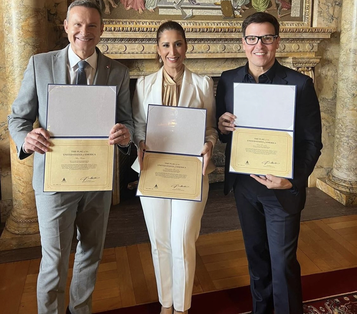 Elyangélica González, Raúl González y Alan Tacher de 'Despierta América' con sus reconocimientos del Congreso
