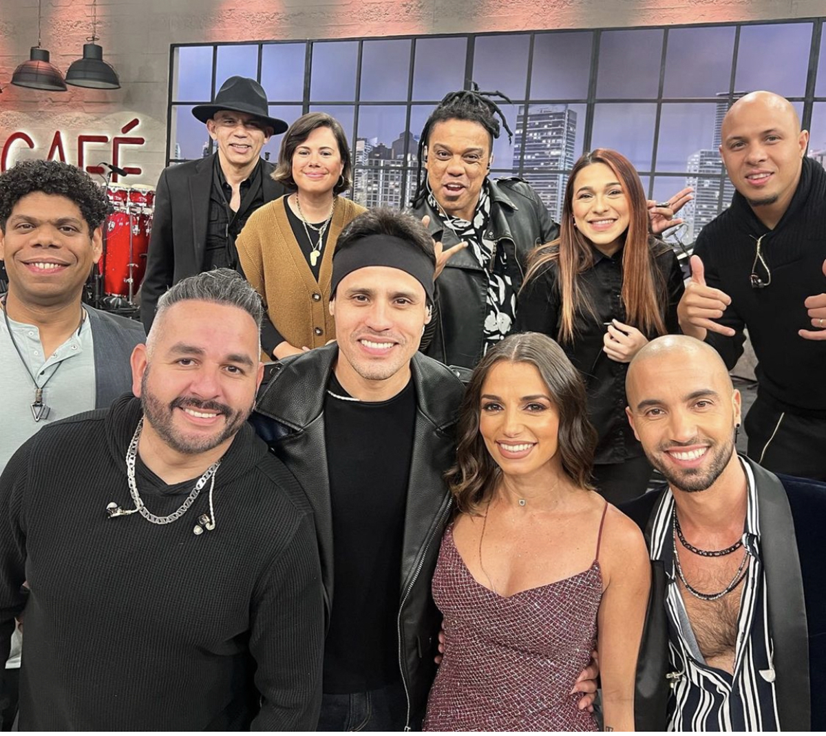 La banda de los Cupidos junto Yai Suárez