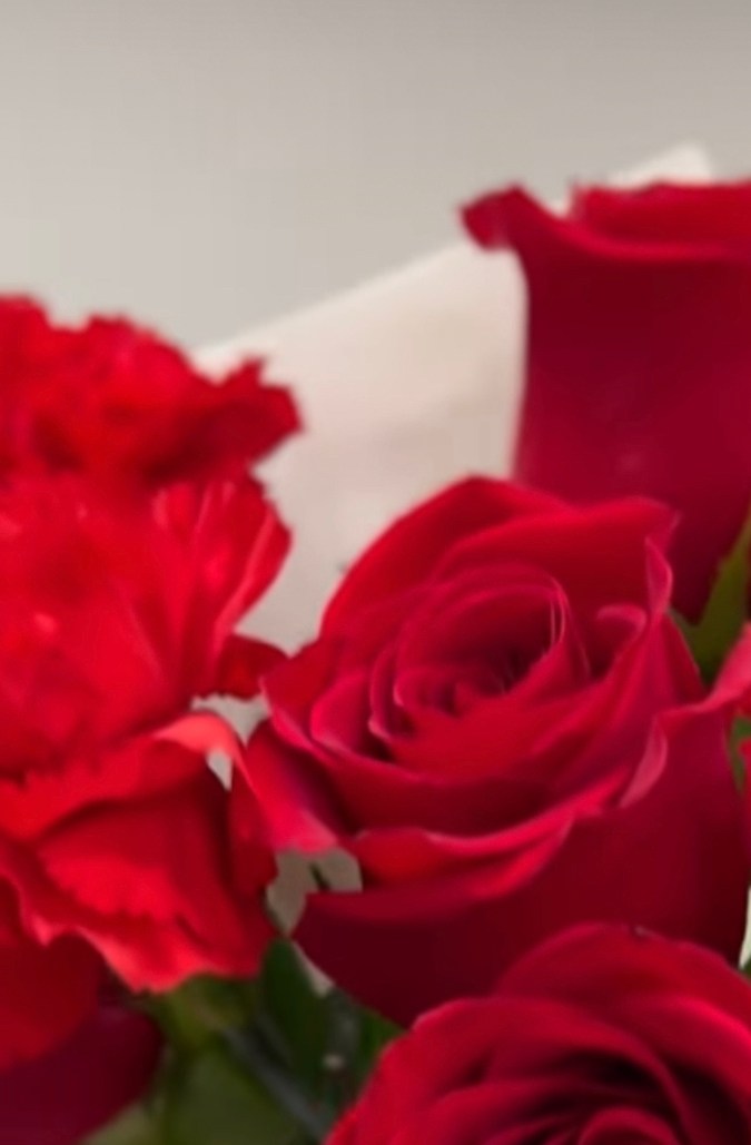 Las flores que le envió Toni Costa a Evelyn Beltrán por los 13 meses juntos