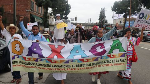 Unos 5,000 oaxaqueños salen a marchar a las calles de Los Ángeles.
