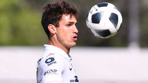 El delantero argentino, Juan Dinneno en un partido del Apertura 2021 con Pumas.