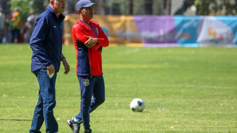 Ricardo Pelaéz (izquierda) junto a Ricardo Cadena durante un entrenamiento de las Chivas de Guadalajara en el Torneo Clausura de la Liga MX 2022.