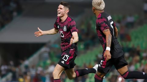 Israel Reyes celebra un gol con la Selección Mexicana.