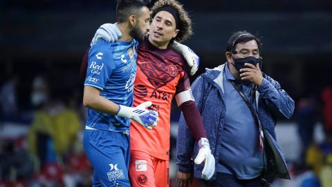 Camilo Vargas (i) y Guillermo 'Memo' Ochoa (d), luego de un partido entre América vs. Atlas.