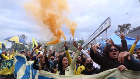 Aficionados del América llevaron serenata al equipo este martes.