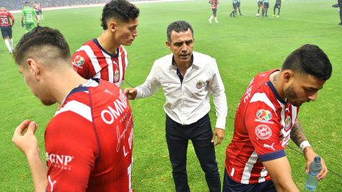 Ricardo Cadena en uno de sus últimos partidos como DT de Chivas.