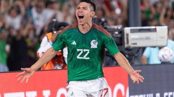 Hirving Lozano celebra un gol con el uniforme de la Selección Mexicana.