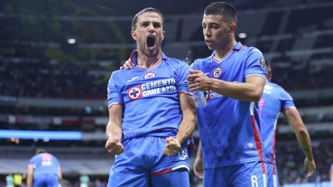 José Ignacio Rivero (i) en festejo de gol con el Cruz Azul.