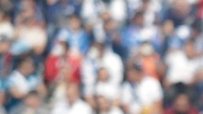Mujer de protocolo de la Liga MX para campaña de prevención contra el cáncer de mama en el partido Chivas vs. Puebla.