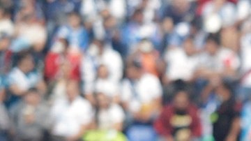 Mujer de protocolo de la Liga MX para campaña de prevención contra el cáncer de mama en el partido Chivas vs. Puebla.