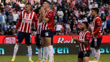 Jugadores de Chivas de Guadalajara durante la tanda de penales del partido de repechaje ante Puebla .