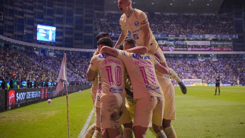 Jugadores de América celebran un gol contra Puebla, en el marco de su 106 aniversario.