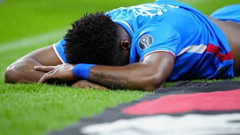 Michael Estrada lamentando la derrota de Cruz Azul.