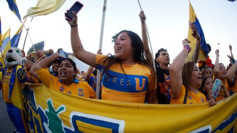 Grupo de aficionadas de Tigres UANL alentando durante el partido de los cuartos de final de la Liguilla ante Pacucha.