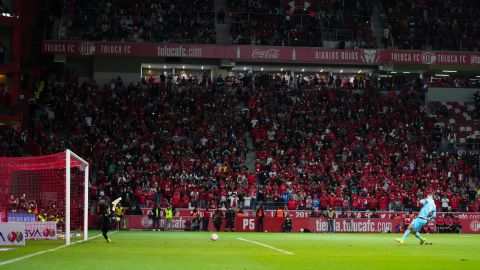 Estadio Nemesio Díez durante el partido de la Liguilla del Torneo Apertura de la Liga MX ante Santos Laguna.