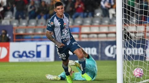 El mediocampista de Pachuca, Víctor 'Pocho' Guzmán celebrando su gol ante Tigres UANL.