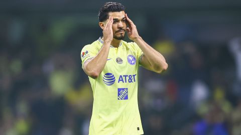 El delantero de Club América, Henry Martín lamentando el gol anulado en los minutos finales del duelo ante Toluca.