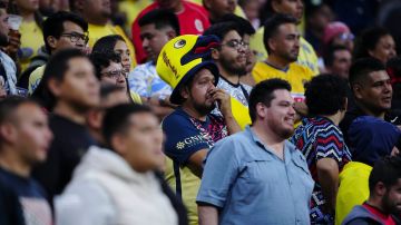 Hinchas de Club América disfrutando del partido ante Toluca en el Estadio Azteca.