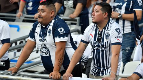 Fanáticos de Rayados de Monterrey presenciando el duelo ante Tuzos de Pachuca en el Estadio BBVA.