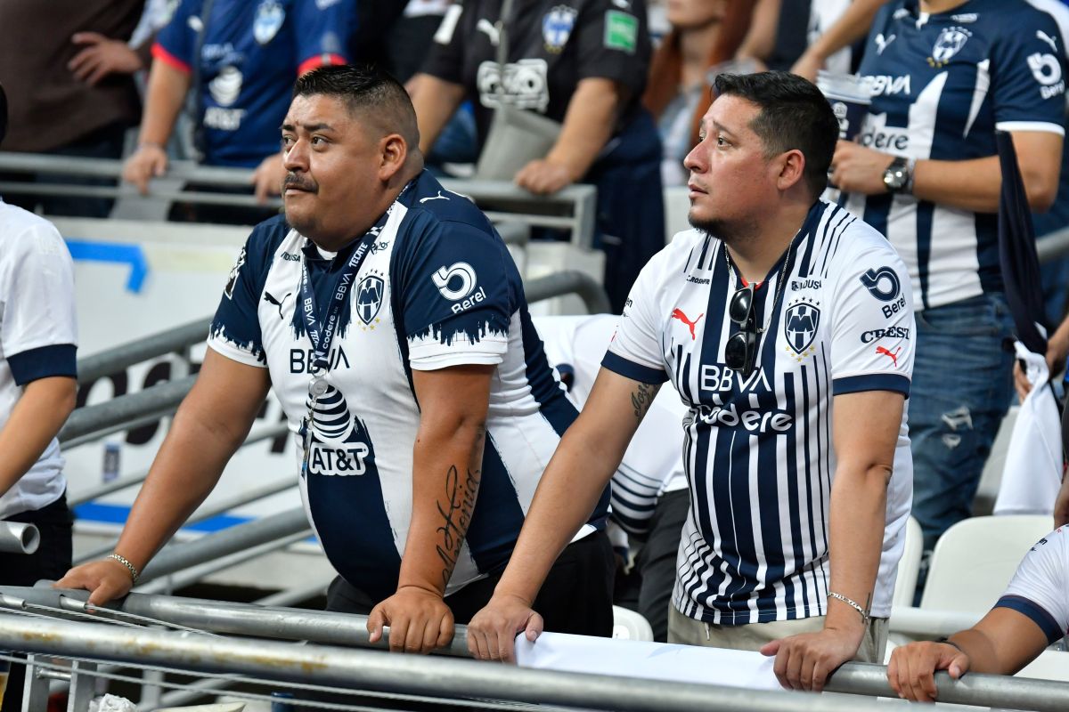 Fanáticos de Rayados de Monterrey presenciando el duelo ante Tuzos de Pachuca en el Estadio BBVA. 