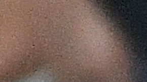 El delantero de los Tuzos de Pachuca, Avilés Hurtado celebrando su gol en el Estadio BBVA en medio de una lluvia de objetos lanzados desde la grada.